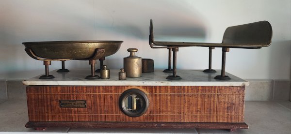 Bilancia vintage da banco con pesi