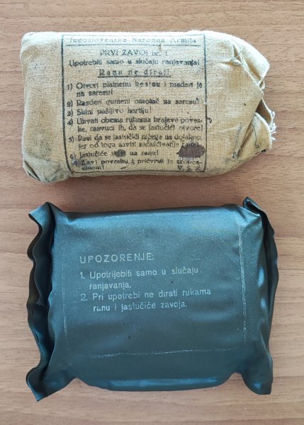 2 kit militari ex Jugoslavia per medicazioni da campo